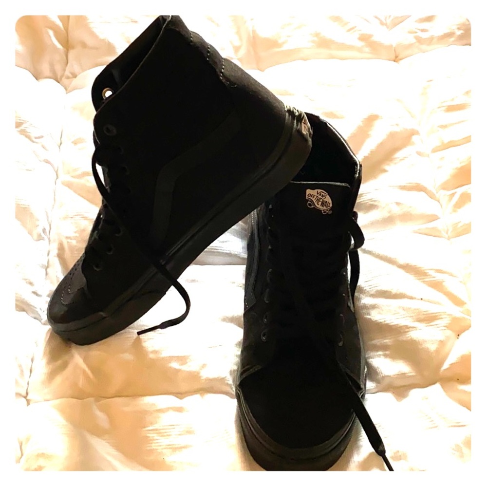 Sk8 hi vans black on black